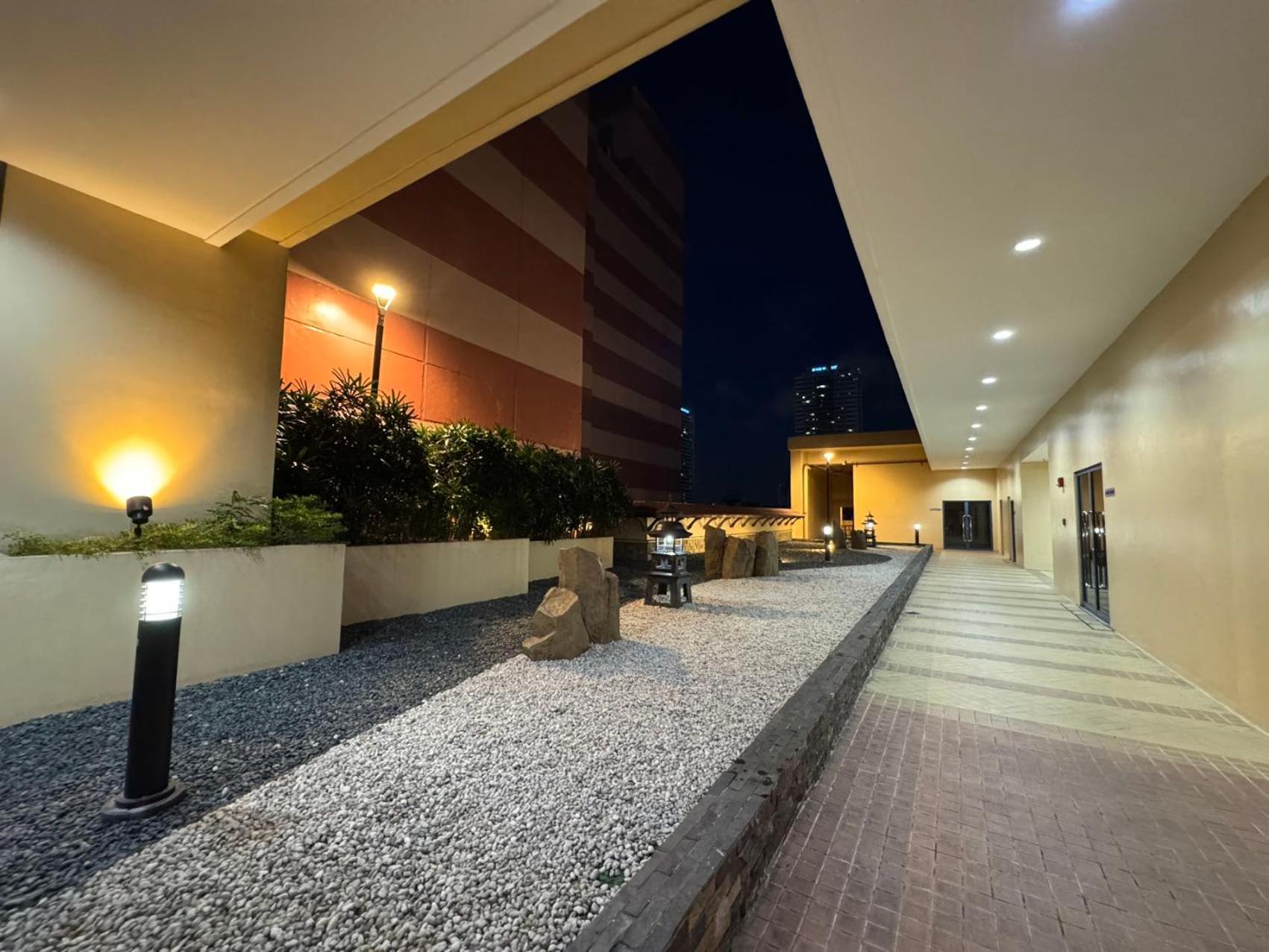 Grand Riviera Suites Манила Экстерьер фото